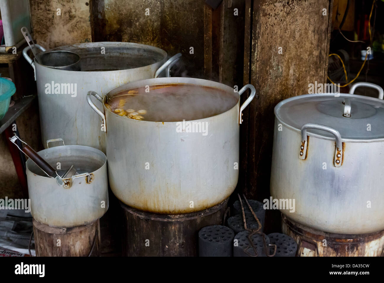 Pentole da cucina per le strade di Hanoi, Vietnam Foto Stock
