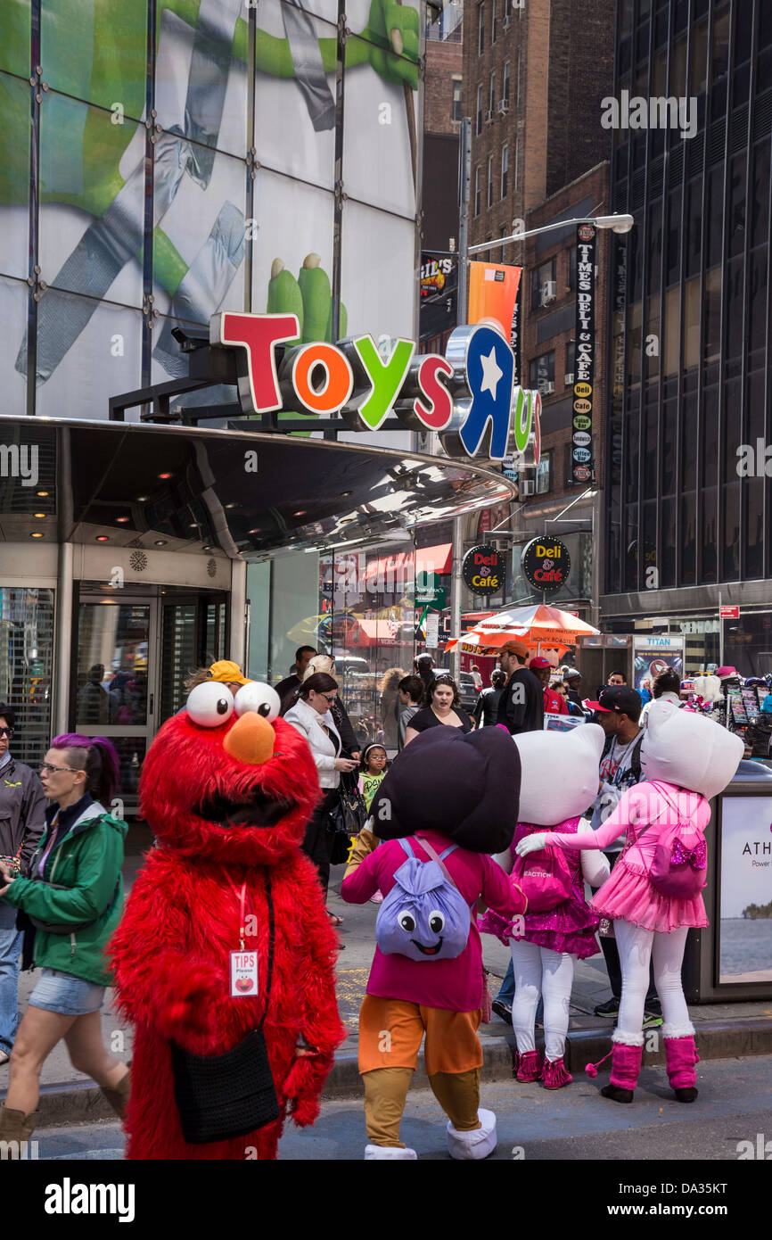 I personaggi dei cartoni animati di fronte Toys R Us in Times Square NYC  Foto stock - Alamy