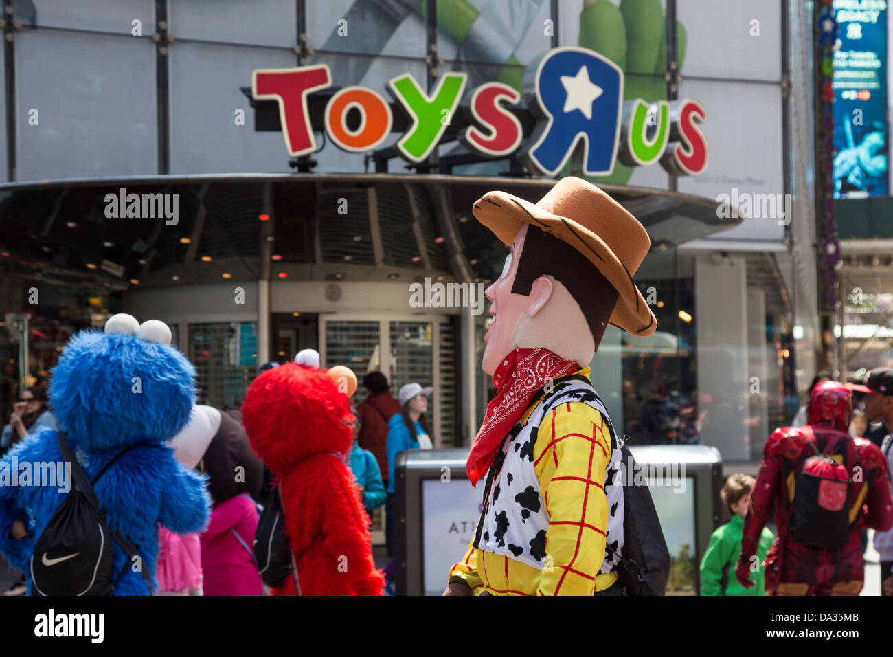 I personaggi dei cartoni animati di fronte Toys R Us in Times Square NYC  Foto stock - Alamy