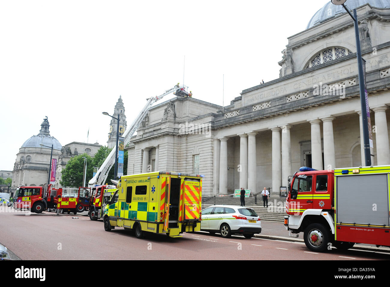 Fire sevice salvataggio mediante motore fire / piattaforma idraulica e la scaletta della piattaforma girevole sul Museo Nazionale del tetto in Cardiff Foto Stock