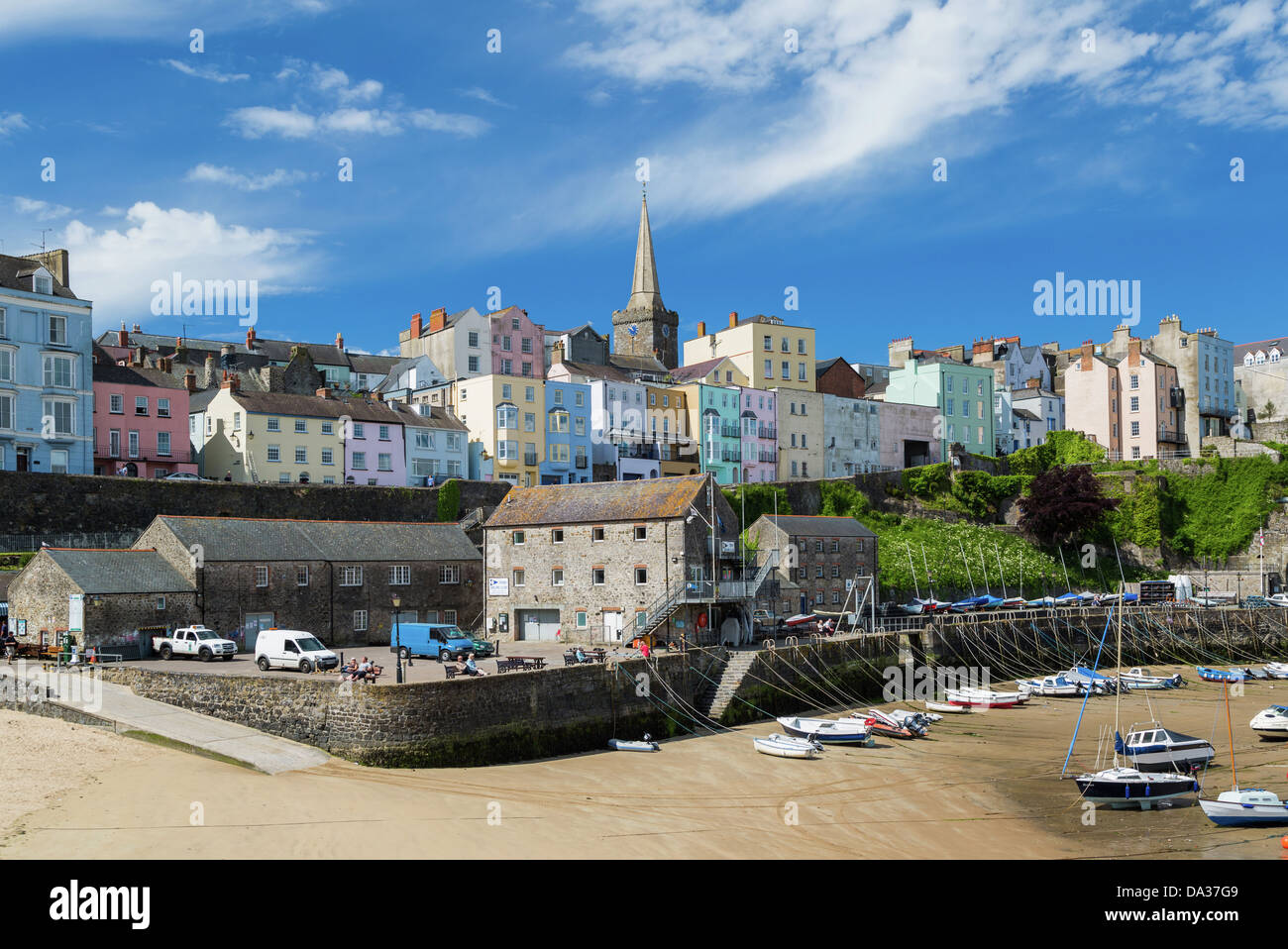 Case dipinte intorno al porto,Tenby, Pembrokeshire, Galles Foto Stock