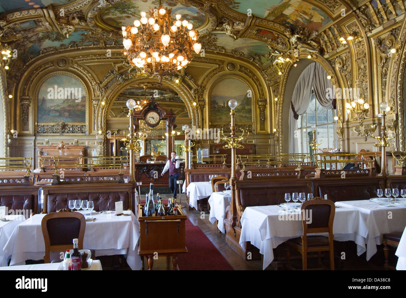 Il ristorante Le Train Bleu presso la stazione Gare de Lyon costruito in occasione della 1900 Esposizione Mondiale di Parigi Francia Foto Stock