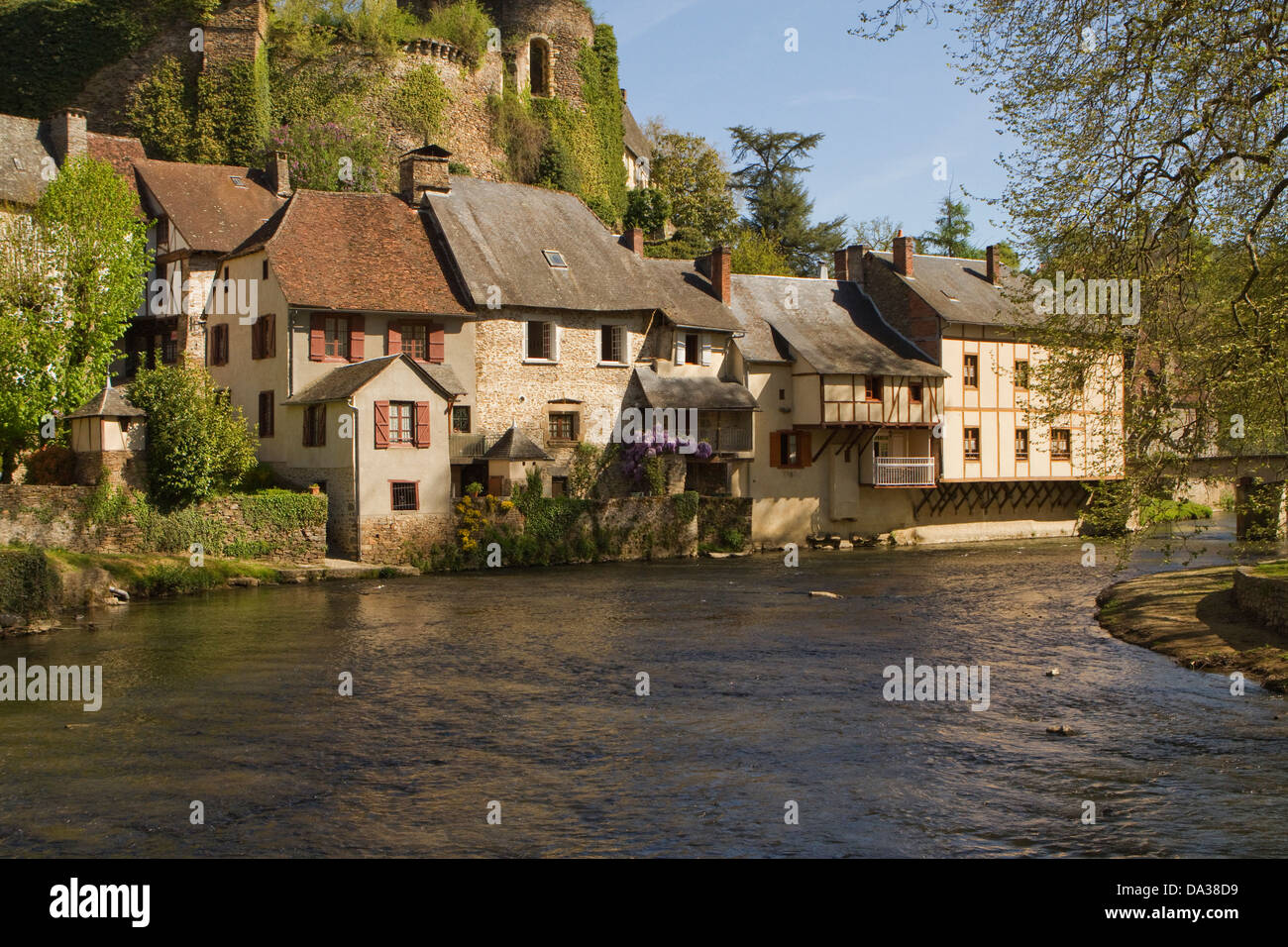 Villaggio di Ségur le Château lungo il fiume Auvézère in Correze Limousin Francia Foto Stock