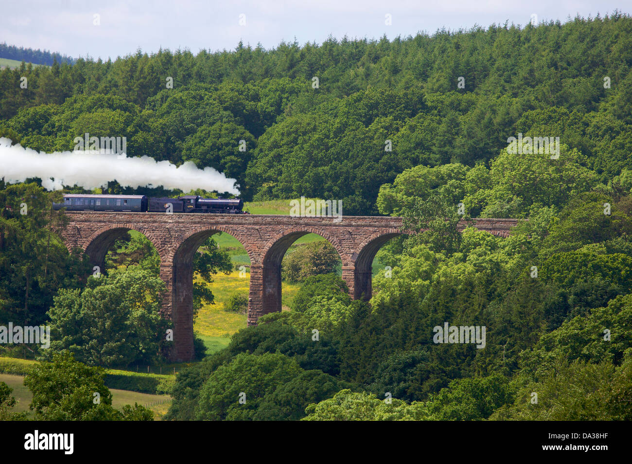 Treno a vapore che passa sopra la vasca di tintura di secco viadotto nei pressi di Armathwaite sull'accontentarsi di Carlisle linea ferroviaria, Eden Valley, Cumbria, Inghilterra Foto Stock