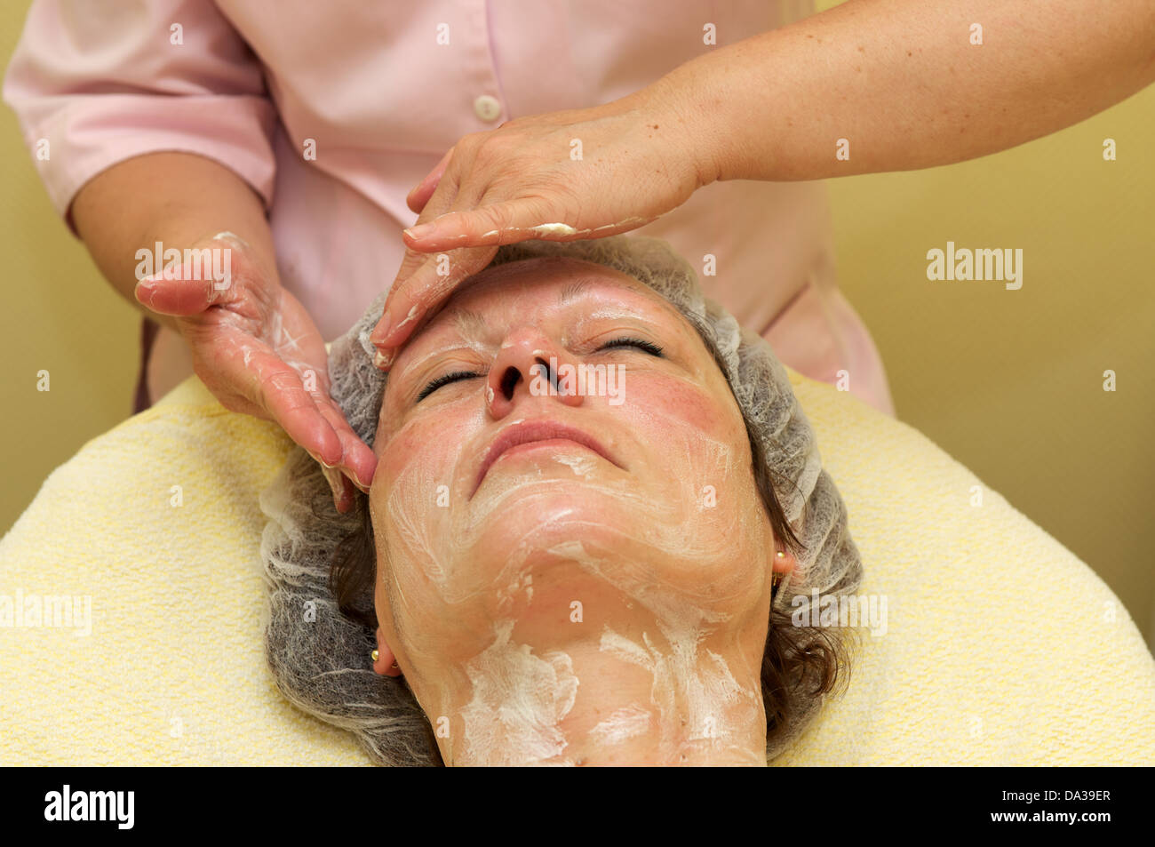 Donna con un trattamento del viso a una clinica di bellezza Foto Stock