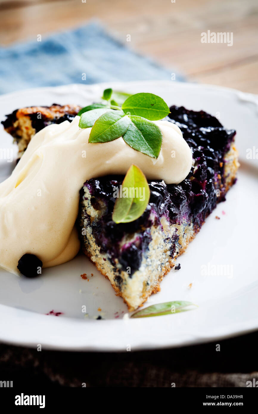 In casa torta ai mirtilli con panna montata aromatizzata alla vaniglia crema di latte Foto Stock