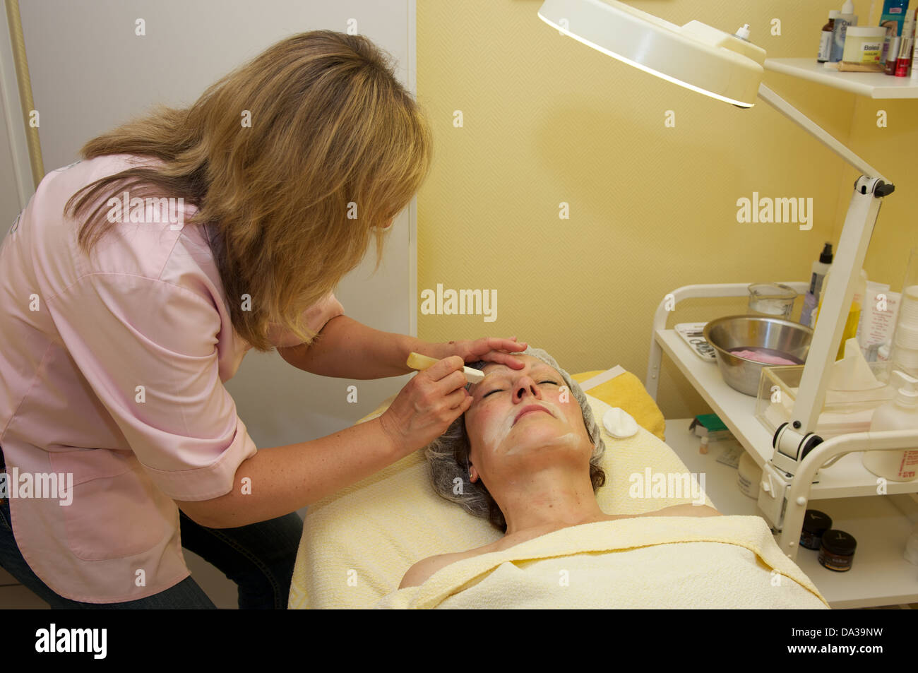 Donna con un trattamento del viso a una clinica di bellezza Foto Stock