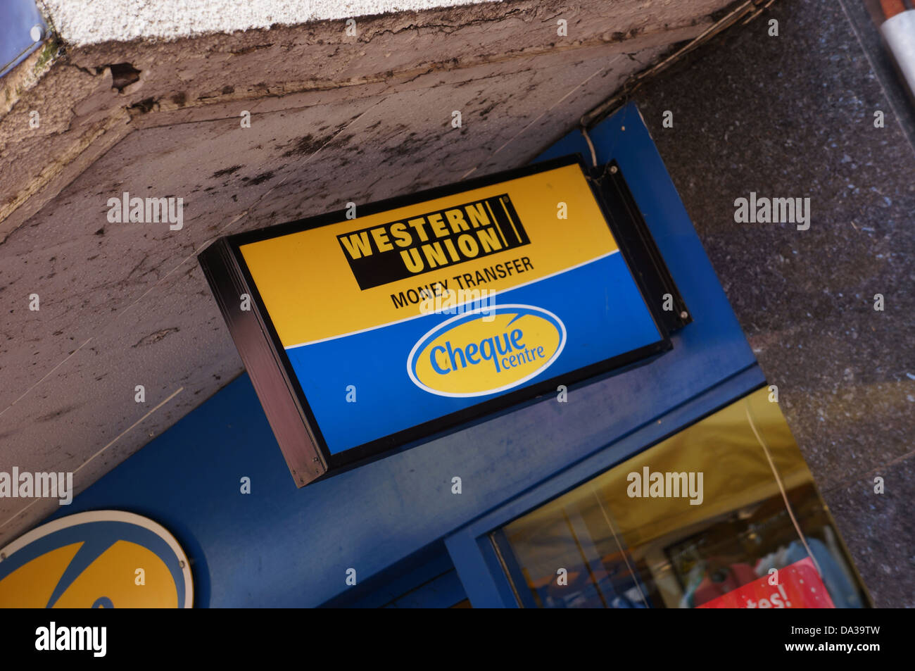 Trasferimento di denaro di Western Union sign on uk negozio di fronte Foto Stock
