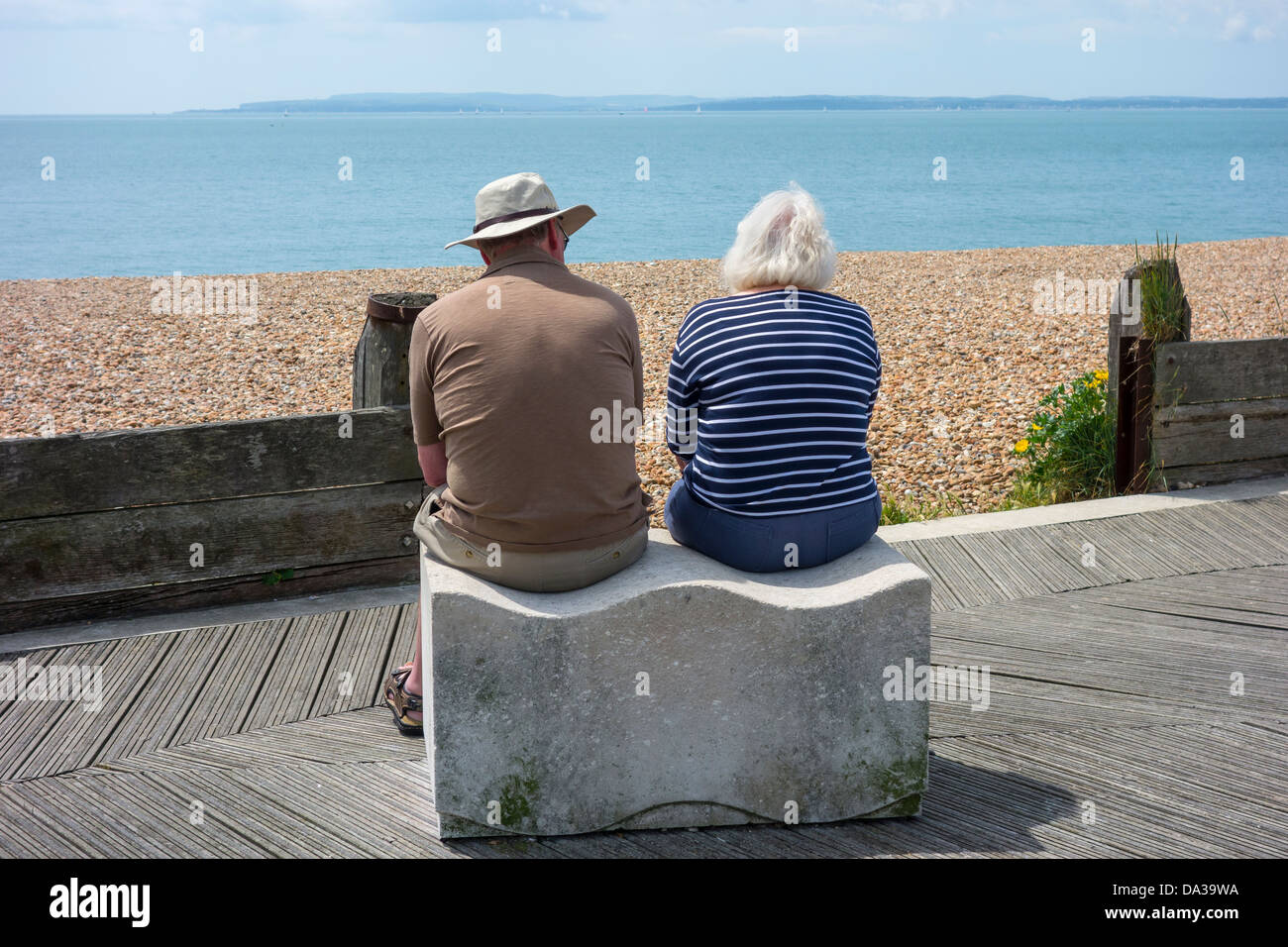 Anziani pensionati giovane che guarda al mare Foto Stock