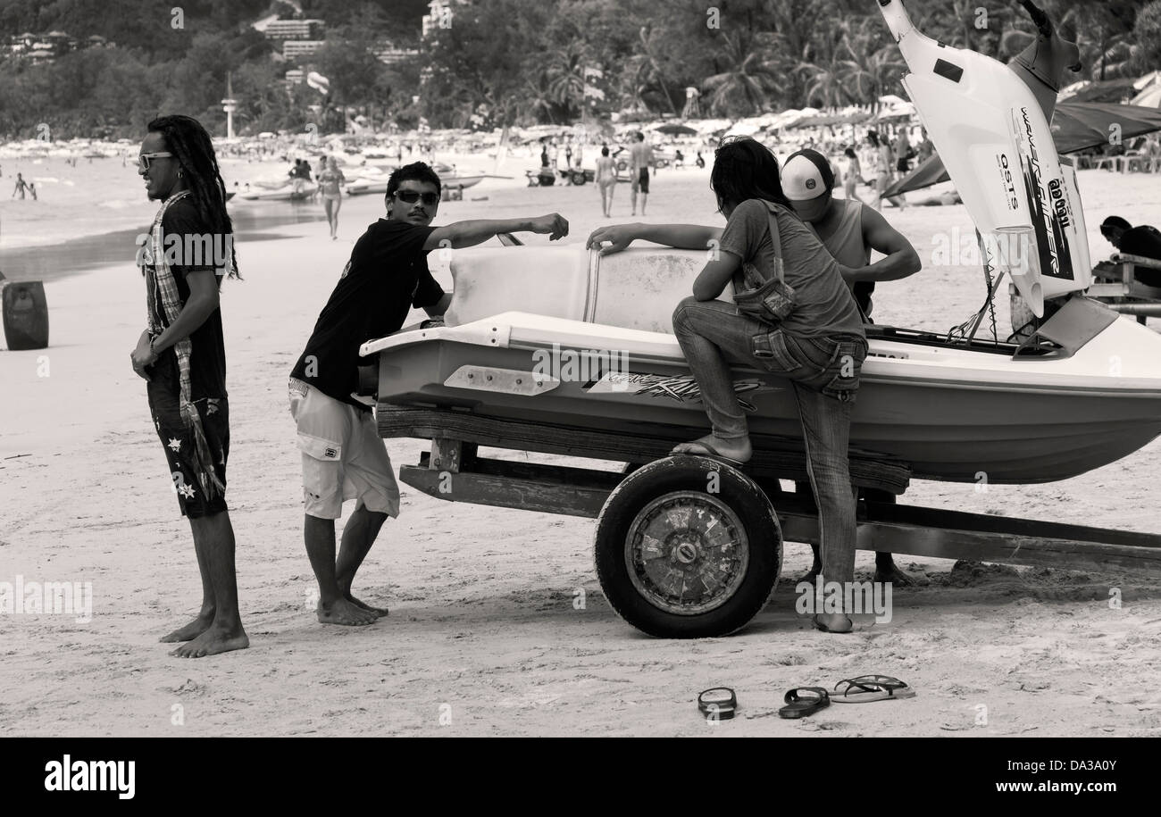 Thai jet ski equipaggio noleggio prendere cinque al lavoro. Foto Stock