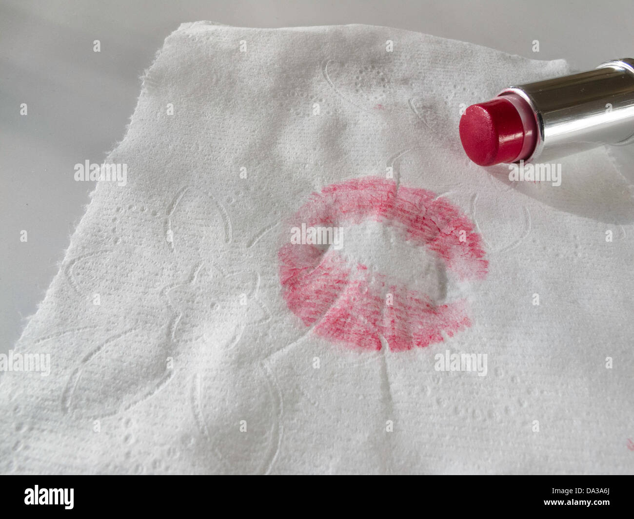 Rossetto rosso blottate su tessuto Foto stock - Alamy