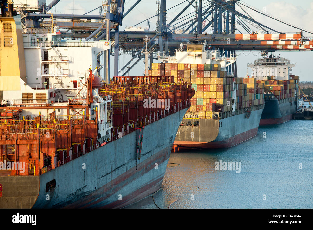 Navi container nel porto di Bahamas Foto Stock