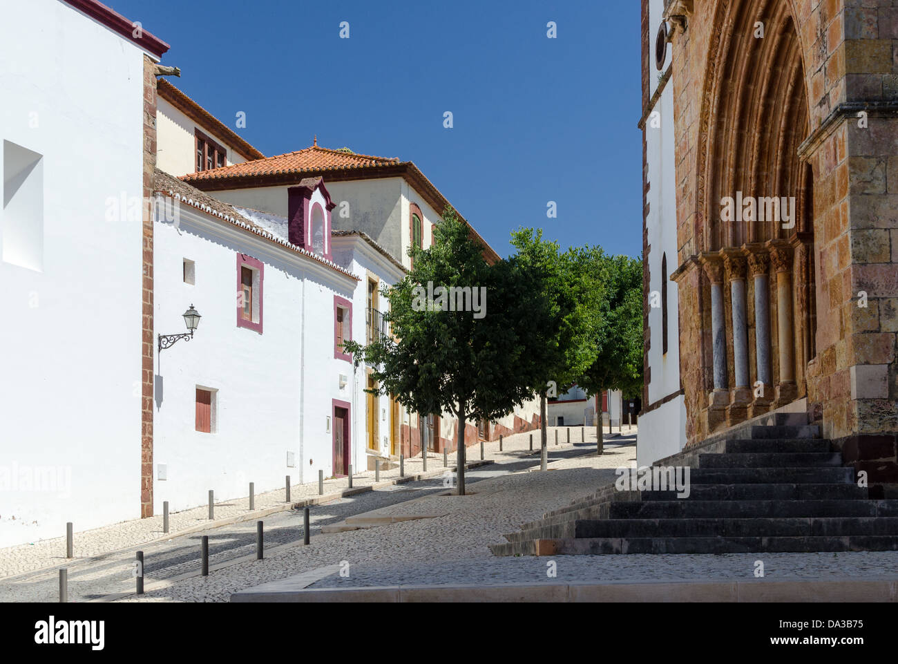 Corsa su strada passato Silves nella cattedrale di Silves, Algarve Foto Stock