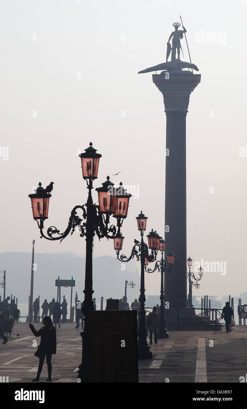 Ornano le luci di strada e di uno statuto di un plinto di San Teodoro in piazzetta di fronte al Palazzo del Doge Venezia Italia Foto Stock