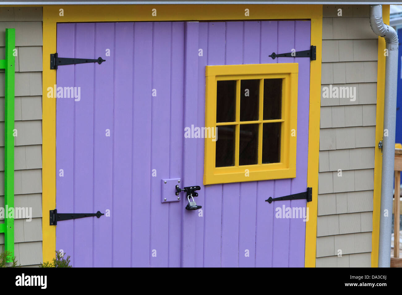 Distretto turistico con vivacemente colorati edifici in Bar Harbor, Maine. Foto Stock