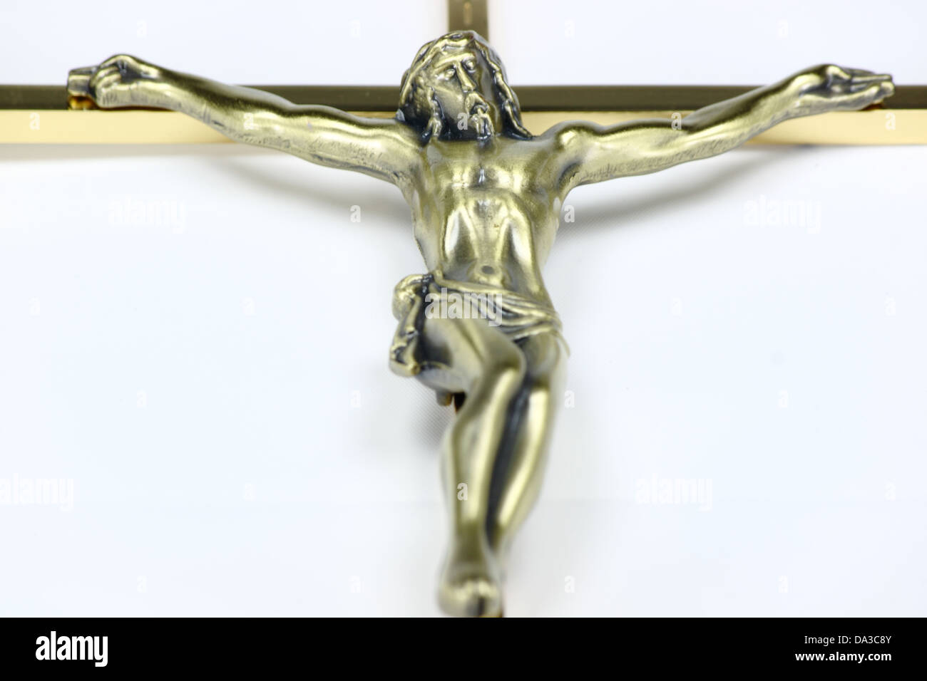 Gesù Cristo, bronzo a colori su una croce Foto Stock