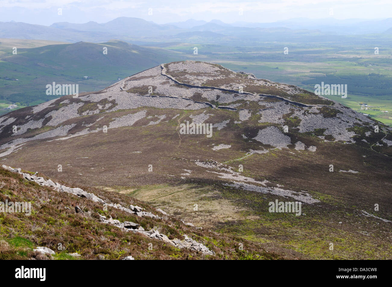 Trer Ceiri Iron Age Fort su uno dei picchi di Yr Efil i rivali Llanaelhaearn Llyn Peninsula Gwynedd in Galles Cymru REGNO UNITO GB Foto Stock