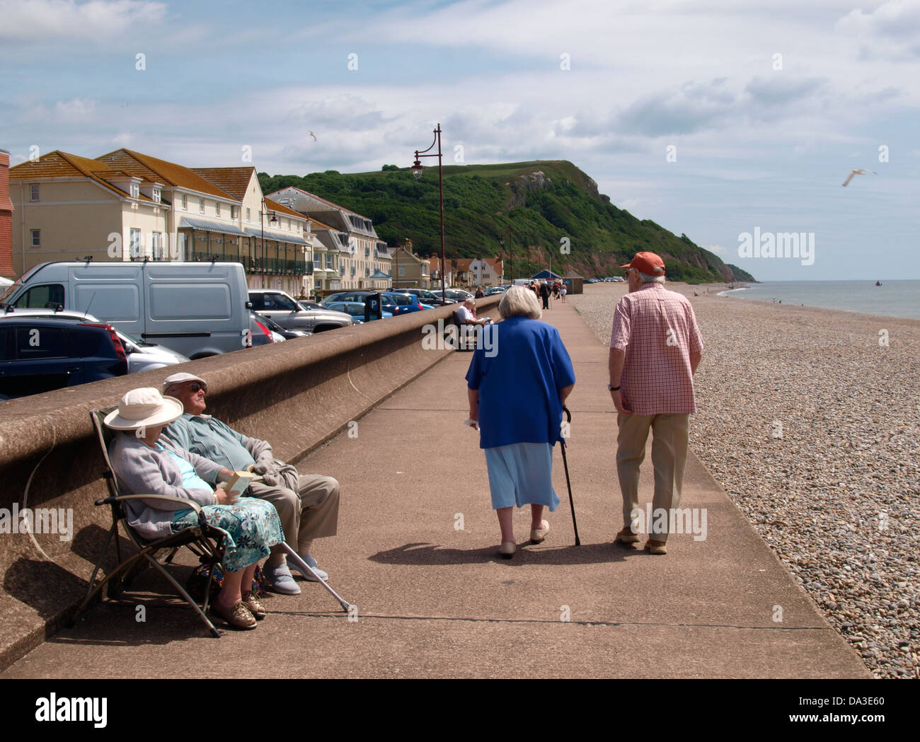 Anziani al mare, Seaton, Devon, Regno Unito 2013 Foto Stock