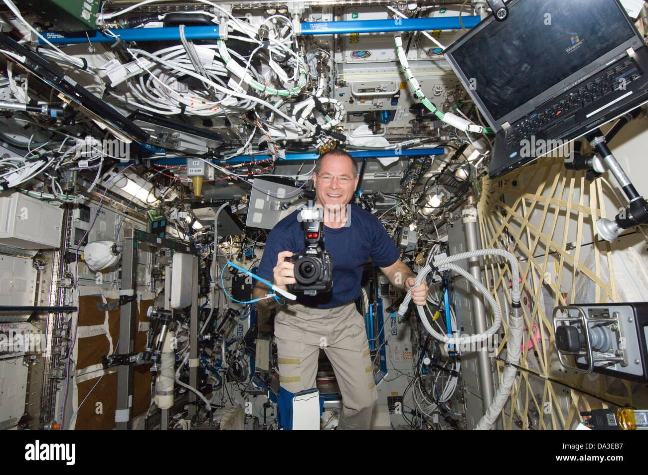 Astronauta Kevin Ford nel laboratorio Destiny ott. 26, 2012, Expedition 33 tecnico di volo tenendo una fotocamera ISS Foto Stock