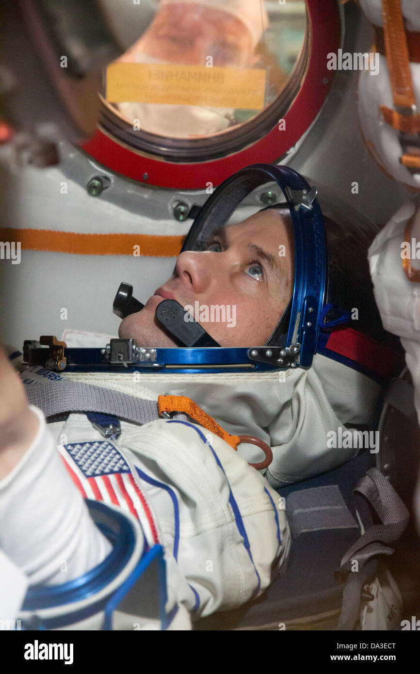 Cosmodromo di Baikonur Kazakistan, Expedition 34/35 Tecnico di volo Tom Marshburn NASA conduce "fit check" Prove abito Soyuz Foto Stock