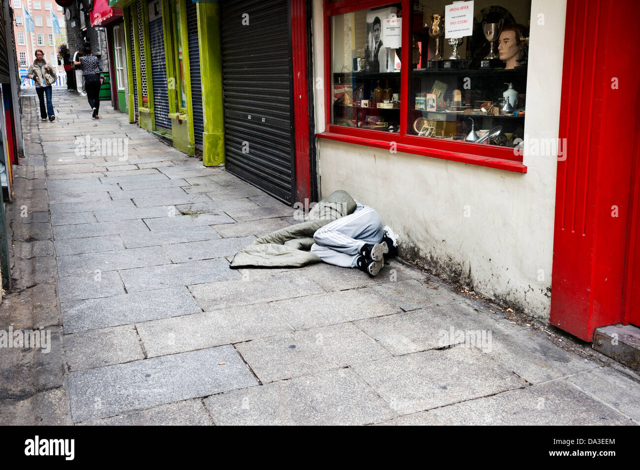Sonno agitato sul marciapiede, il centro città di Dublino, la Repubblica irlandese Foto Stock