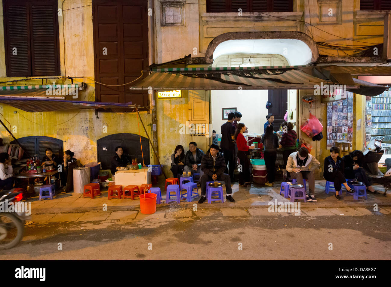 Durante la notte la vita di strada nel quartiere vecchio di Hanoi, Vietnam Foto Stock