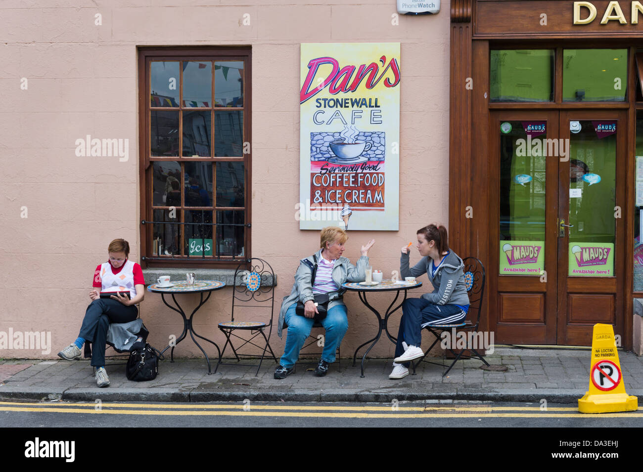 Pavement Cafe, Carlingford, nella contea di Louth, Irlanda. Foto Stock
