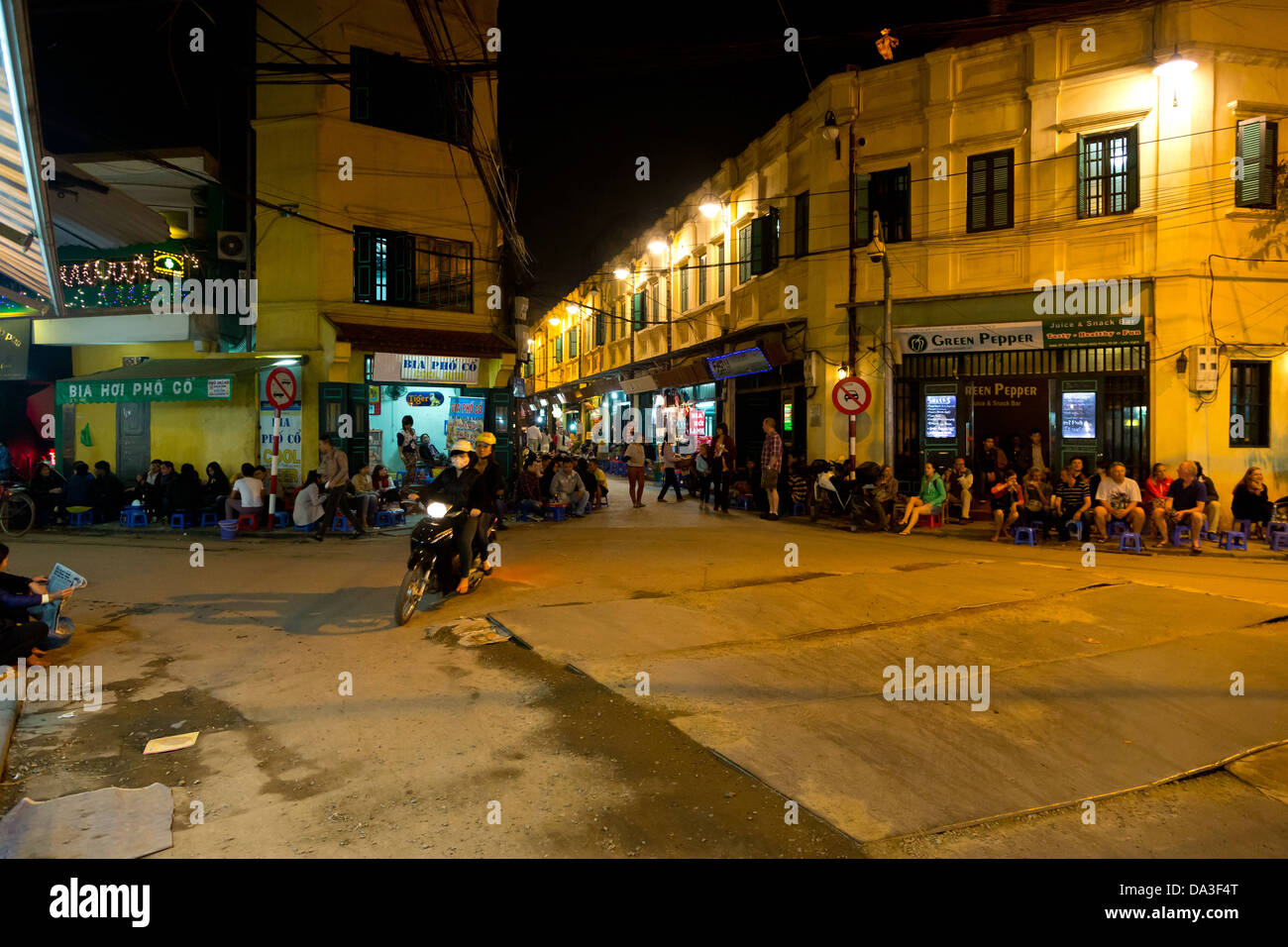 Durante la notte la vita di strada nel quartiere vecchio di Hanoi, Vietnam Foto Stock