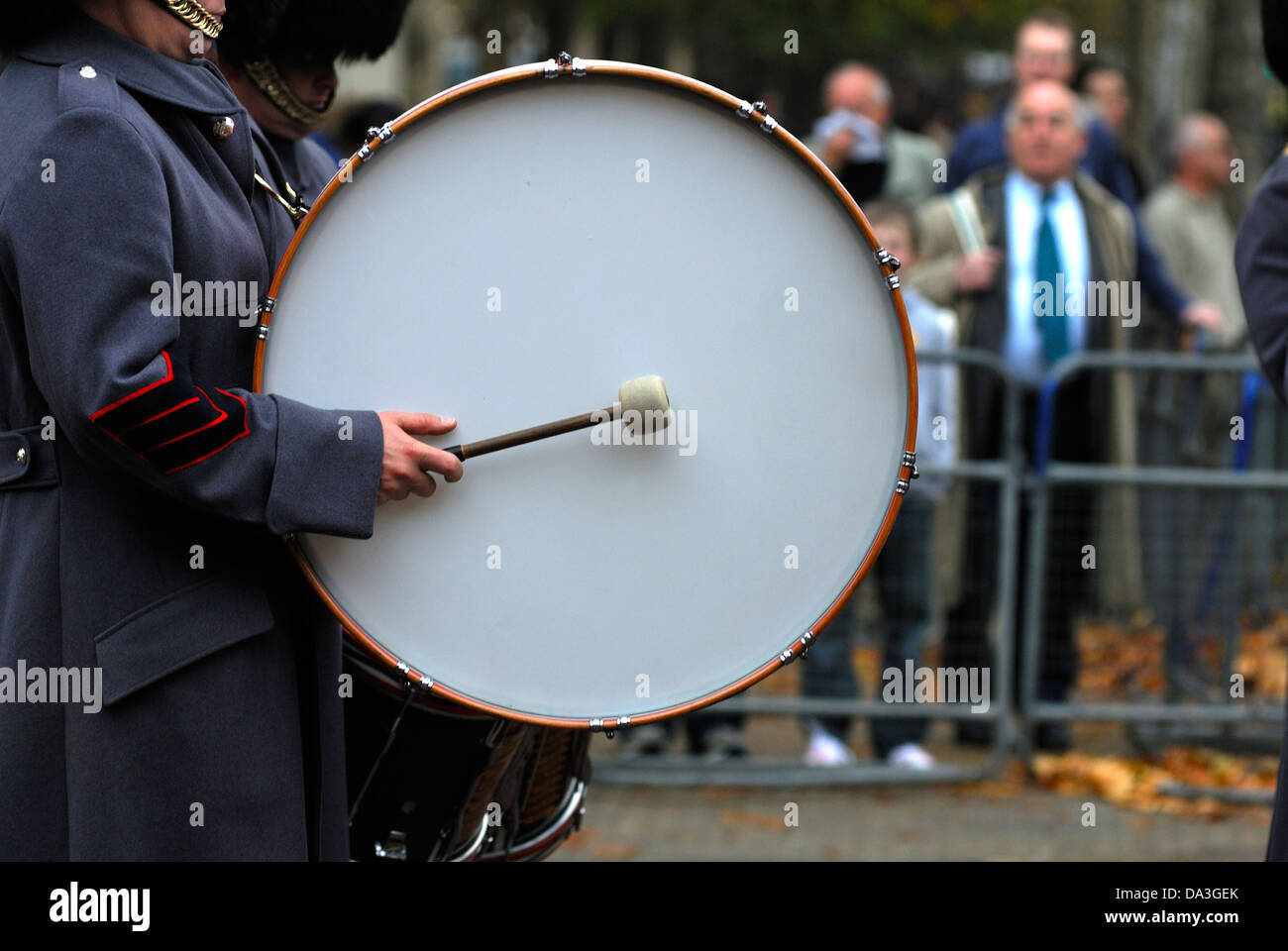 Bandsman militare la riproduzione del bass drum Foto Stock