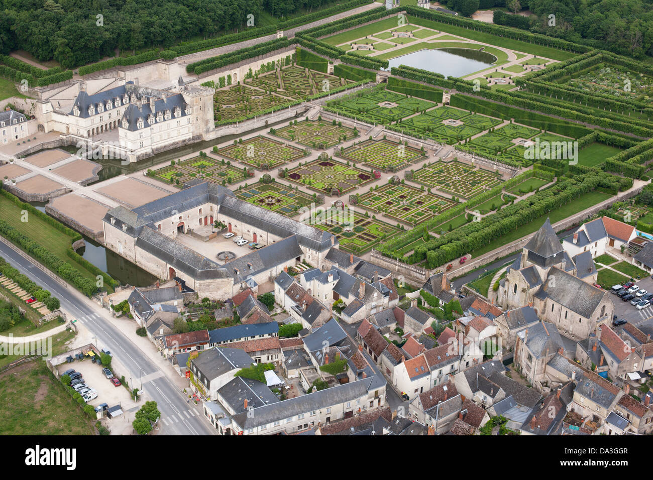 VISTA AEREA. Castello e Giardini di Villandry. Indre-et-Loire, Centre-Val de Loire, Francia. Foto Stock