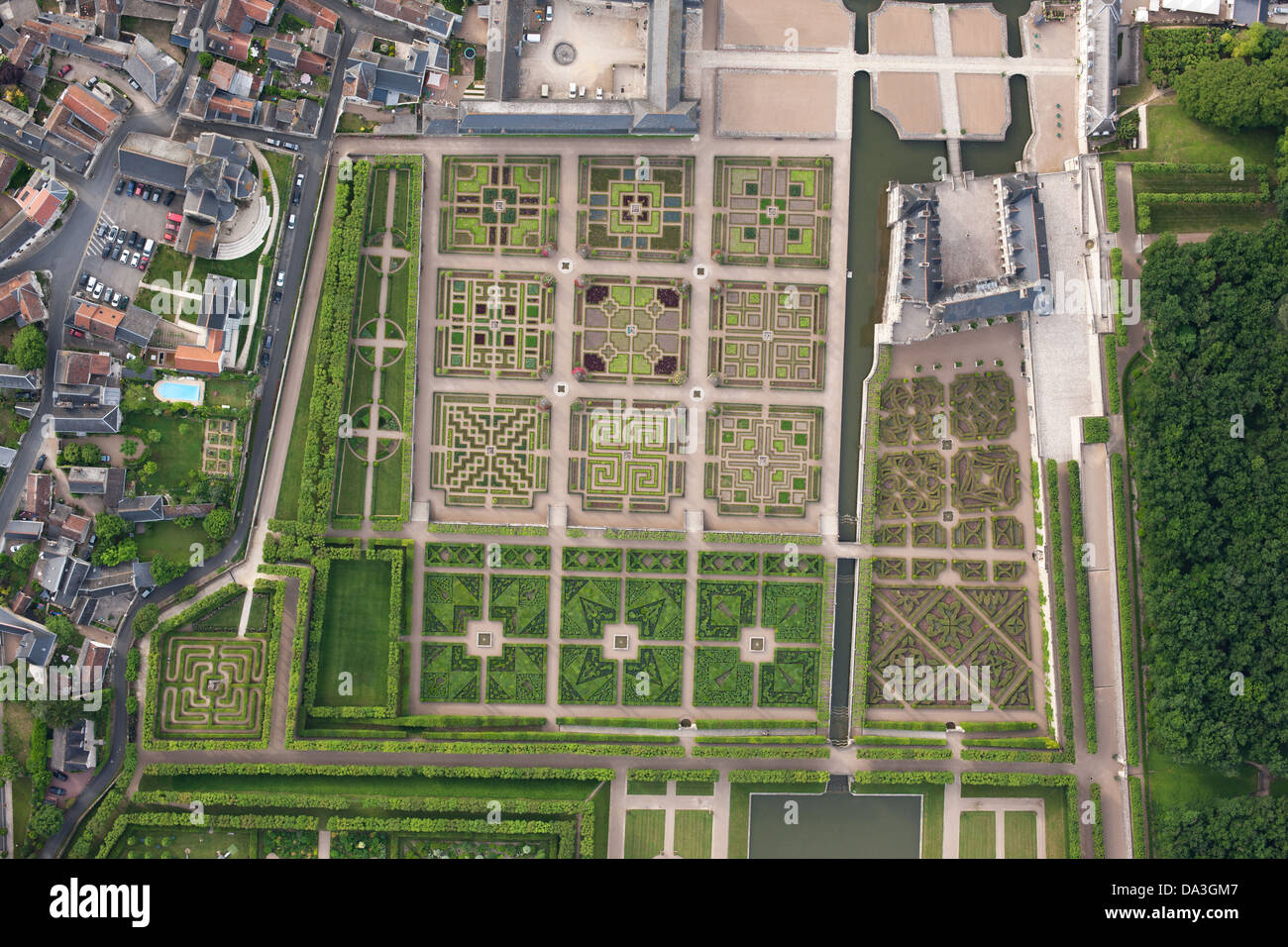 VISTA AEREA VERTICALE. Castello e Giardini di Villandry. Indre-et-Loire, Centre-Val de Loire, Francia. Foto Stock