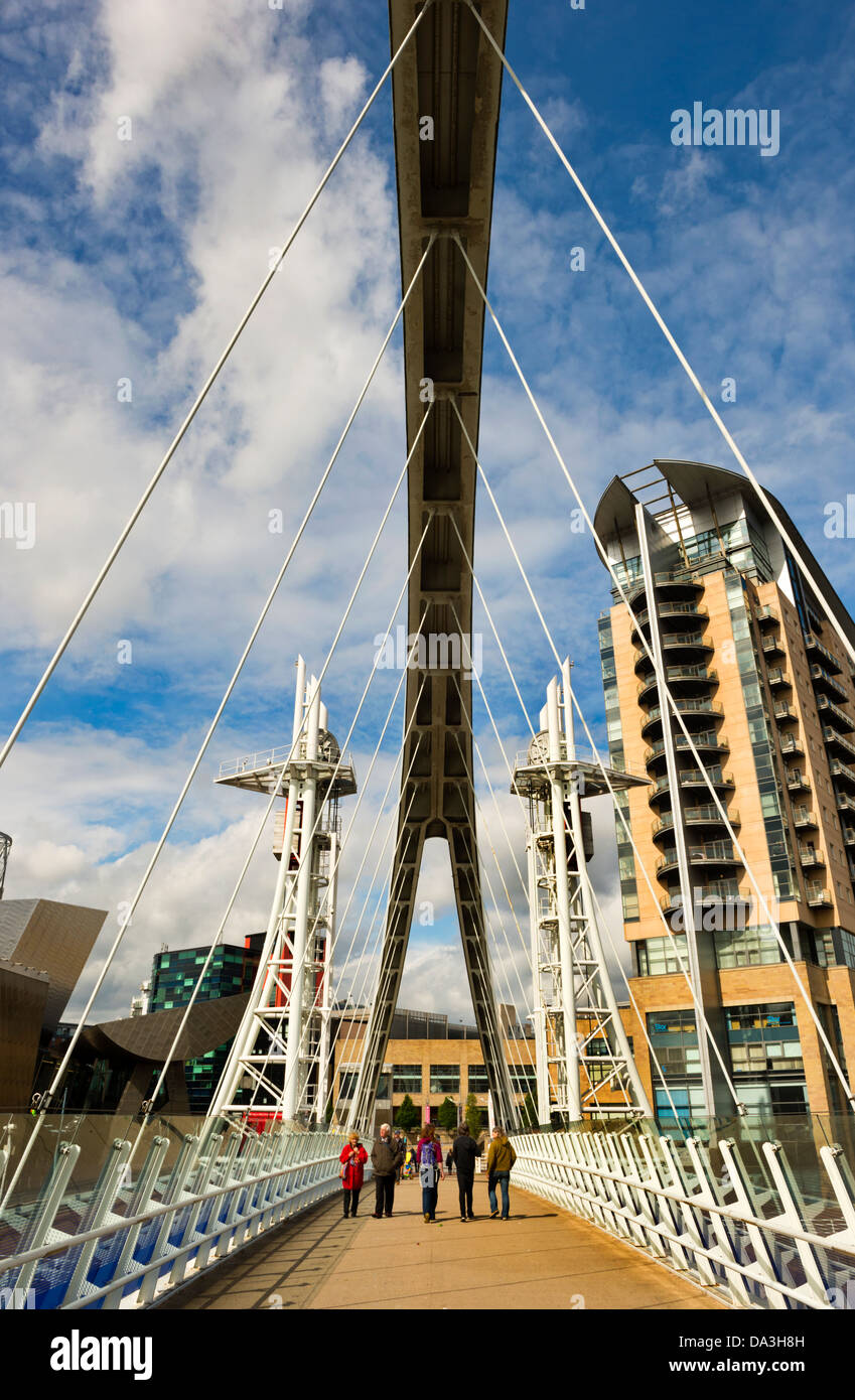 Il ponte di Lowry o Millenium Bridge di sollevamento, pedonale ponte di sospensione a Salford Quays, Salford, Regno Unito Foto Stock