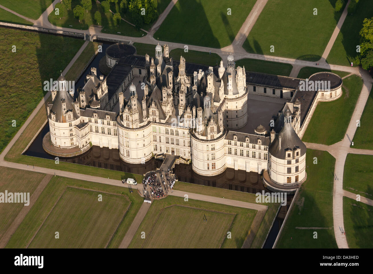 VISTA AEREA. Castello di Chambord. Sito patrimonio dell'umanità dell'UNESCO. Loir-et-Cher, Centre-Val de Loire, Francia. Foto Stock