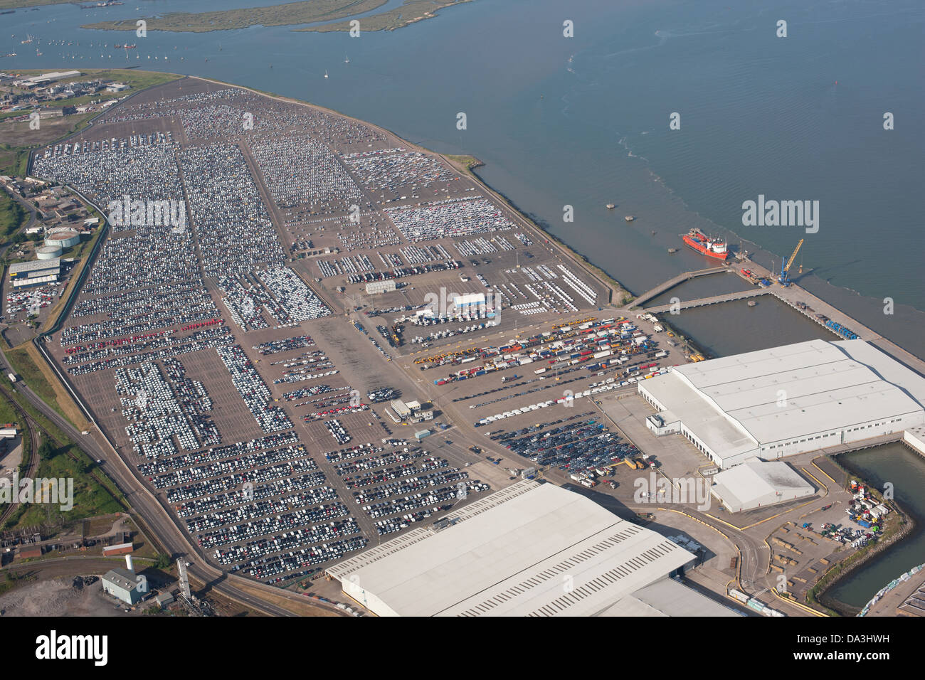VISTA AEREA. Grande deposito auto. Thames Estuary, Sheerness, Isola di Sheppey, Kent, Inghilterra, Gran Bretagna, Regno Unito. Foto Stock