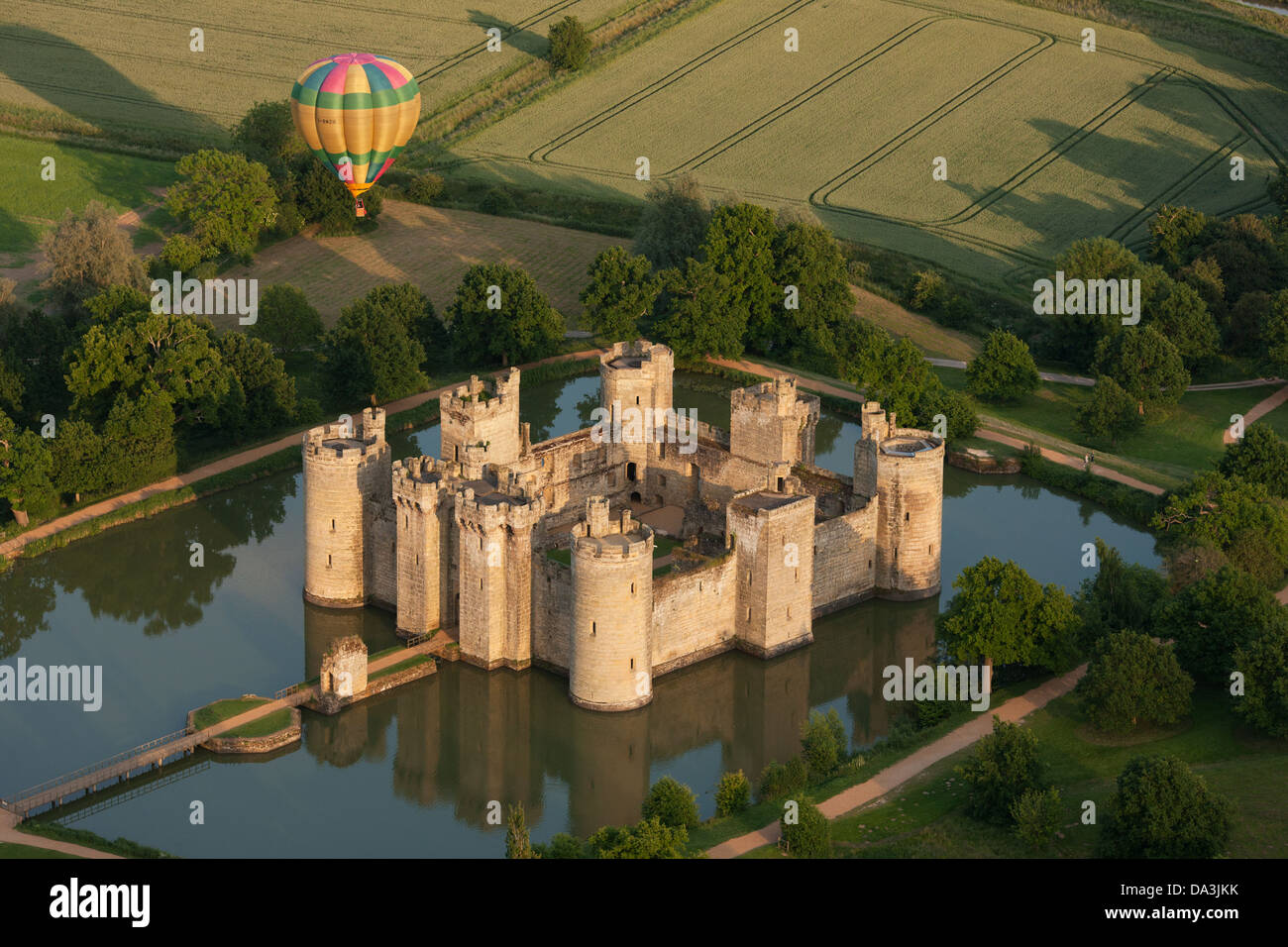 VISTA AEREA. Volo in mongolfiera che deriva vicino al castello di Bodiam. East Sussex, Inghilterra, Gran Bretagna, Regno Unito. Foto Stock