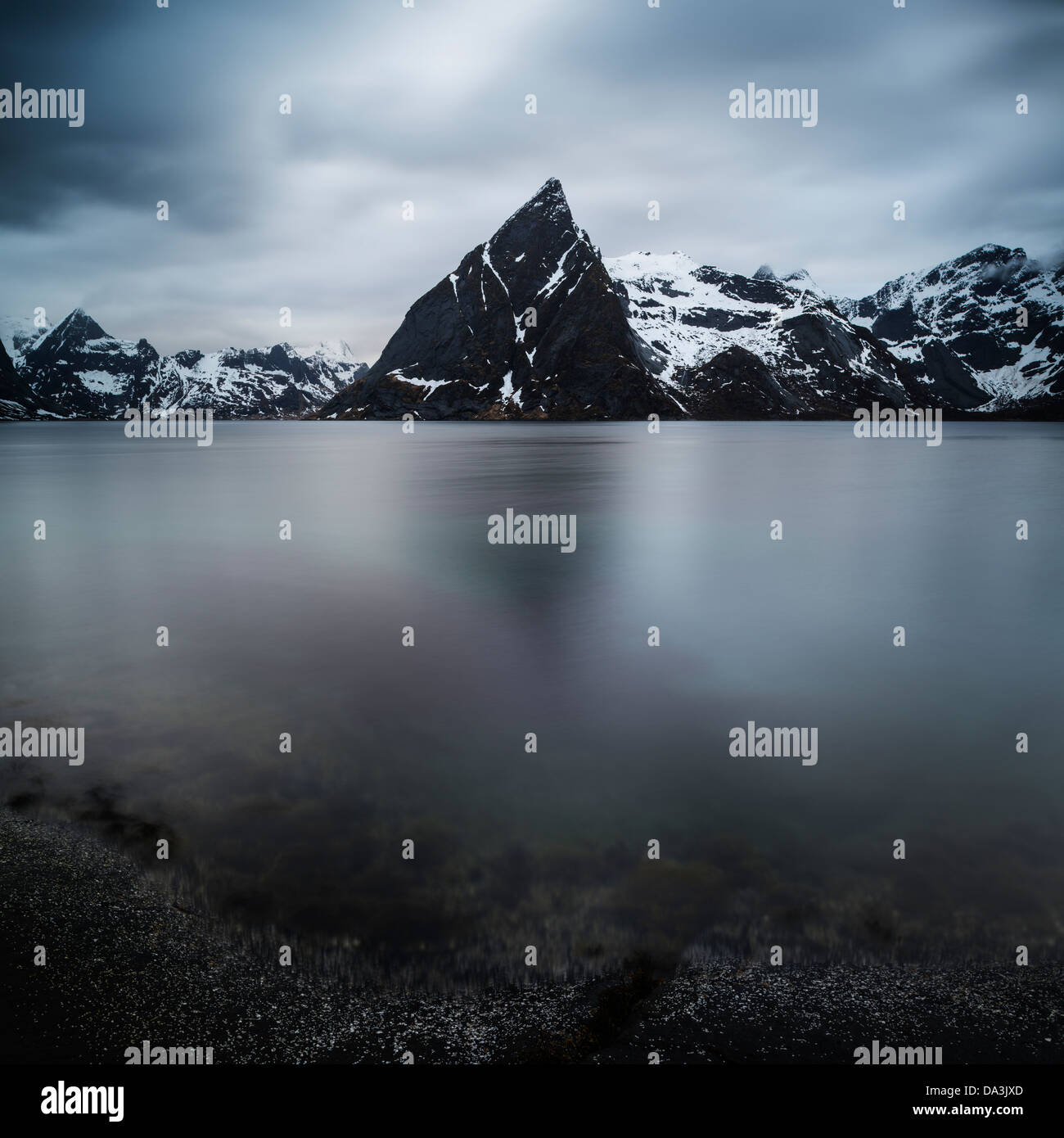 Dark skies over Olstind picco di montagna, Vicino Hamnoy, Isole Lofoten in Norvegia Foto Stock