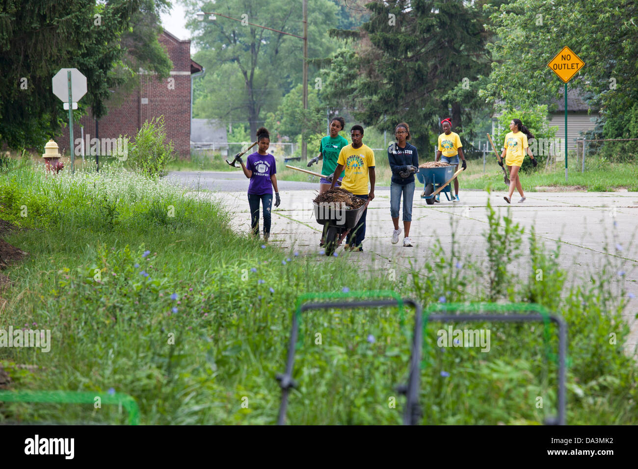 Alta scuola volontari lavorano in un orto comunitario in Brightmoor, uno dei più addolorato quartieri di Detroit. Foto Stock