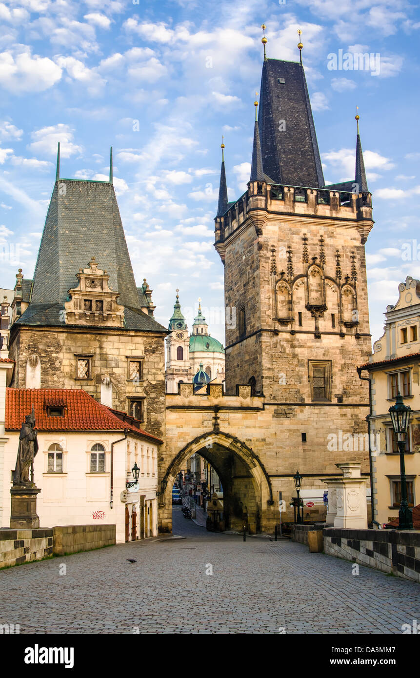 La torre alla fine del Ponte Carlo e Judith Tower, (uno dei simboli di Praga) Foto Stock