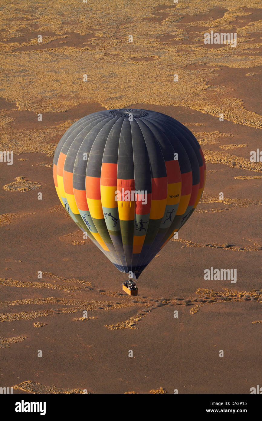 In mongolfiera ad aria calda oltre il deserto del Namib, vicino a Sesriem, Namibia, Africa - aerial Foto Stock