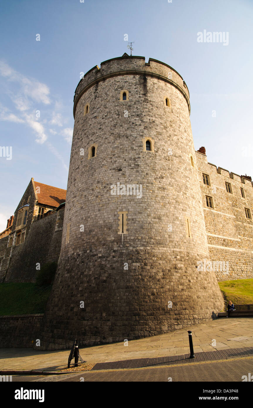 Il coprifuoco torre impostata nella parete esterna del Castello di Windsor, Windsor, Berkshire. Ottobre. Foto Stock
