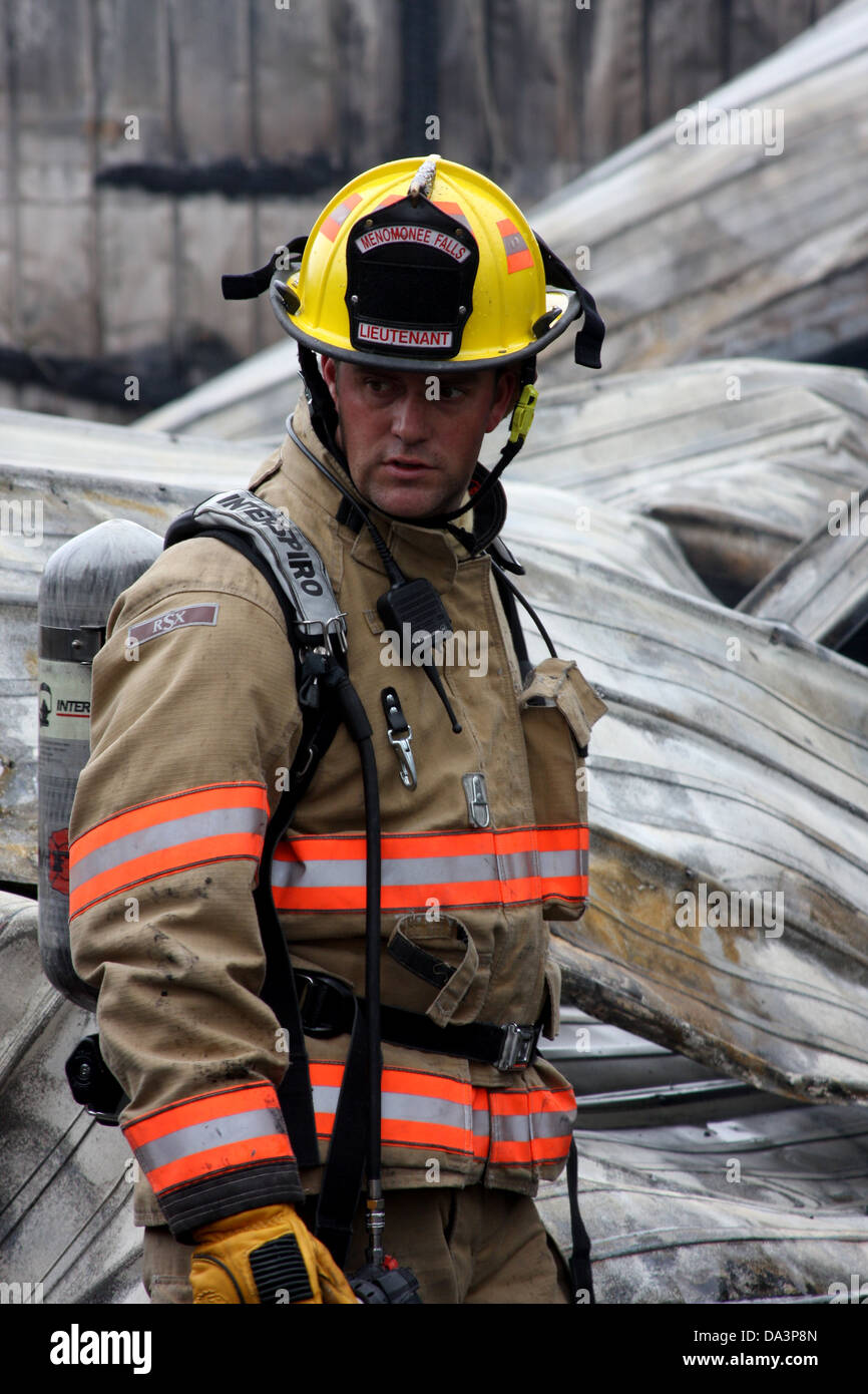 Un vigile del fuoco in una scena di fuoco Foto Stock