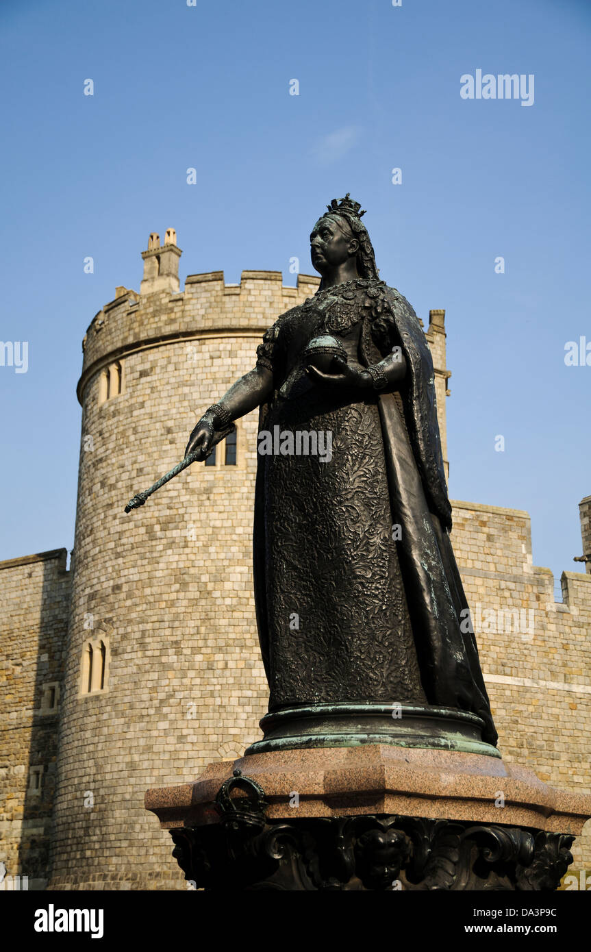 Una statua della regina Victoria al di fuori del Castello di Windsor, Windsor, Berkshire. Ottobre. Foto Stock