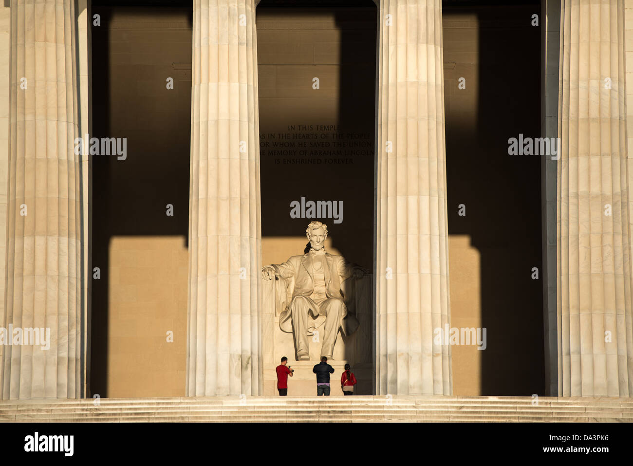 WASHINGTON DC, Stati Uniti d'America - La mattina di sole che splende sulla statua di Abraham Lincoln nel Lincoln Memorial a Washington DC. Foto Stock