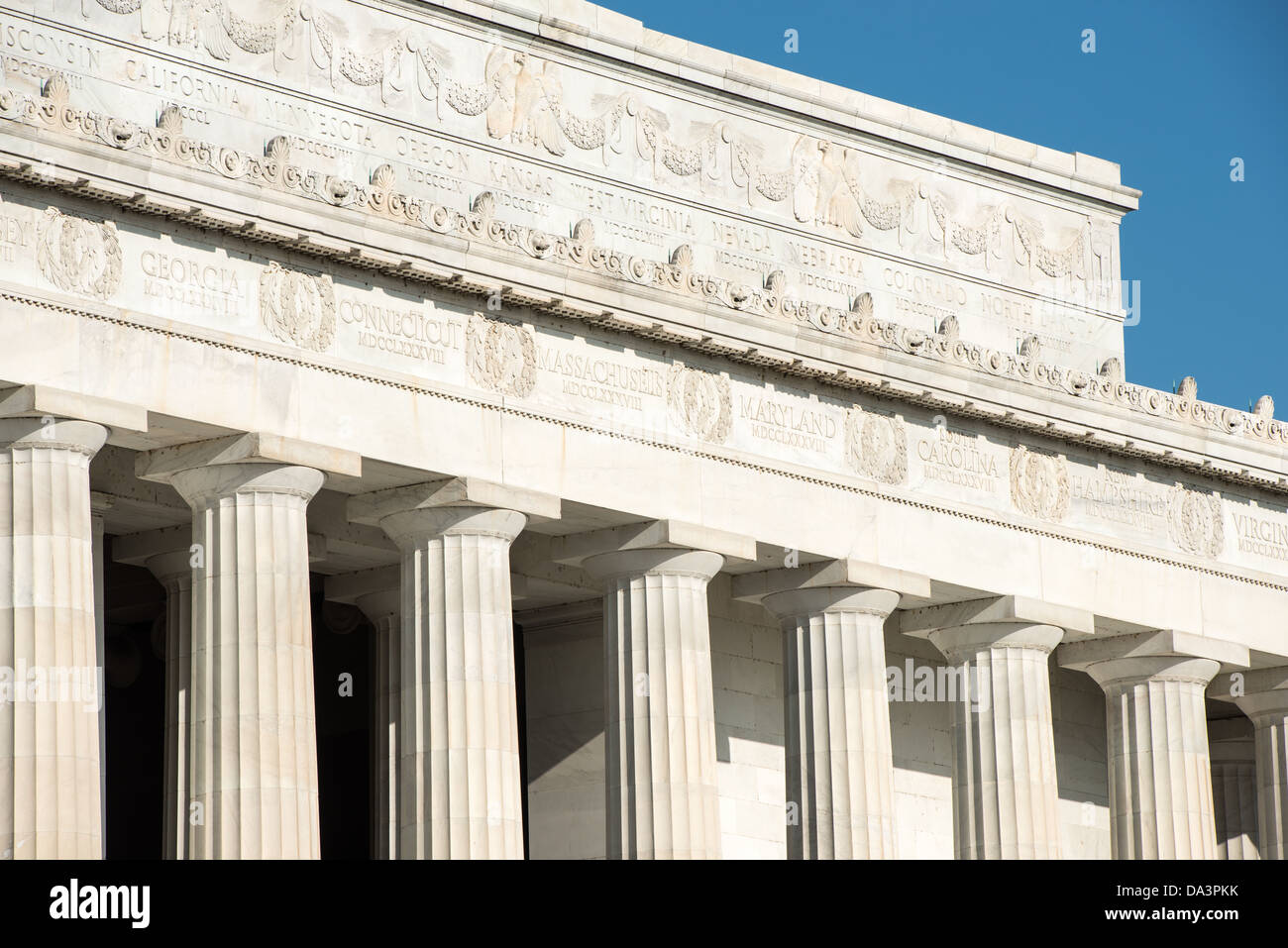 WASHINGTON DC, Stati Uniti d'America - Dettaglio di alcuni esterni del Lincoln Memorial a Washington DC, con i nomi degli stati degli Stati Uniti attaccato intorno alla parte superiore del memorial. Foto Stock