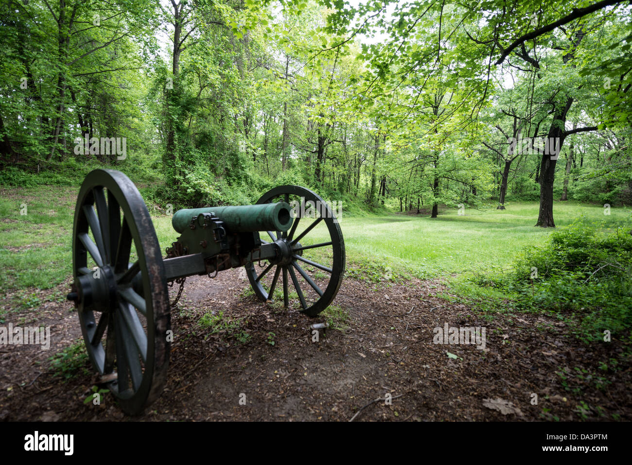 Fort Marcy Civil War Cannon McLean Virginia // MCLEAN, Virginia, Stati Uniti - cannone storico a Fort Marcy. Sulle rive del Potomac a McLean, Virginia, appena a ovest di Washington DC, Fort Marcy è un sito storico sulla George Washington Parkway gestito dal National Park Service. Durante la guerra civile fu uno dei numerosi forti che circondarono Washington DC per proteggere la città. Foto Stock