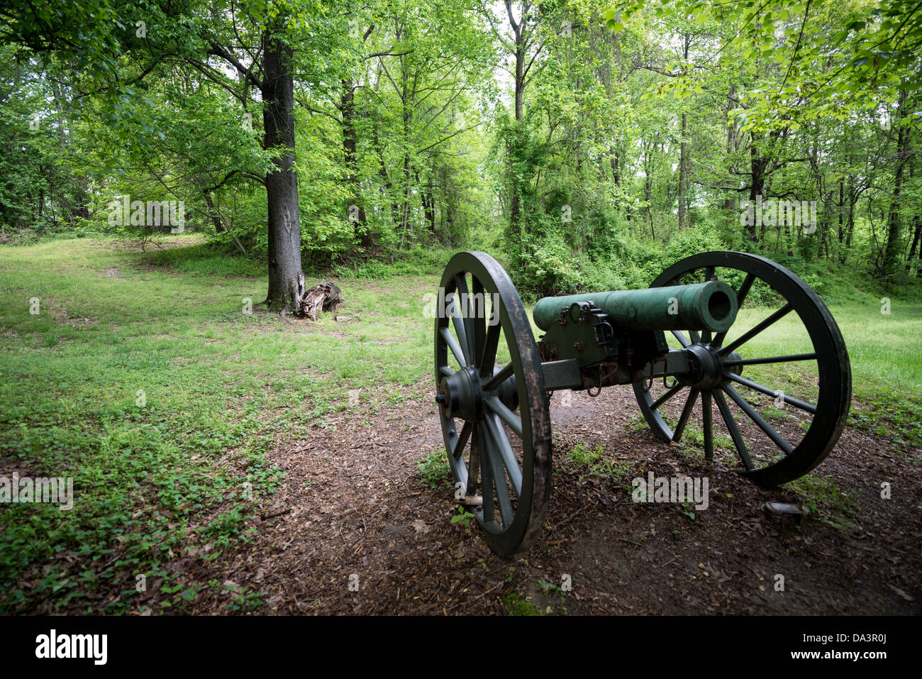 MCLEAN, Virginia, Stati Uniti - cannone storico a Fort Marcy. Sulle rive del Potomac a McLean, Virginia, appena a ovest di Washington DC, Fort Marcy è un sito storico sulla George Washington Parkway gestito dal National Park Service. Durante la guerra civile fu uno dei numerosi forti che circondarono Washington DC per proteggere la città. Foto Stock