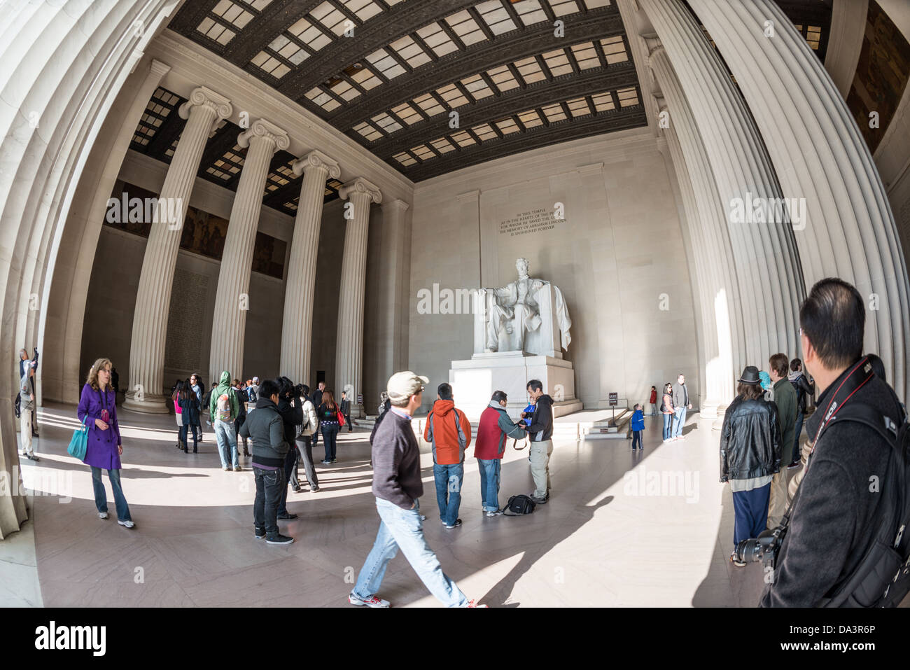 WASHINGTON DC, Stati Uniti d'America - turisti visitano la statua di Abramo Lincoln presso il Lincoln Memorial a Washington DC. Ampio angolo di lente fisheye. Foto Stock