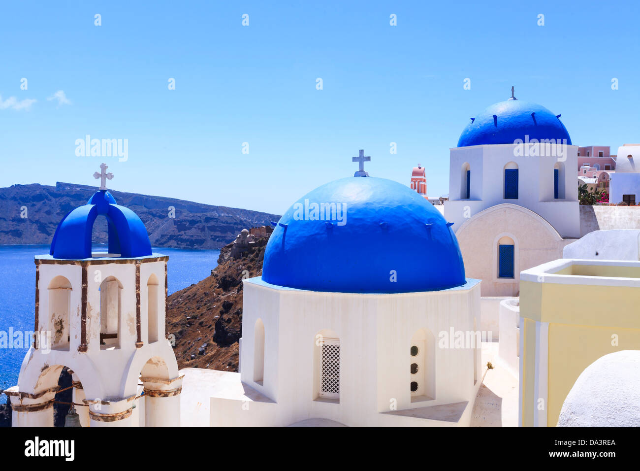 Blu chiese a cupola sulla Caldera a Oia sull'isola greca di Santorini. Foto Stock
