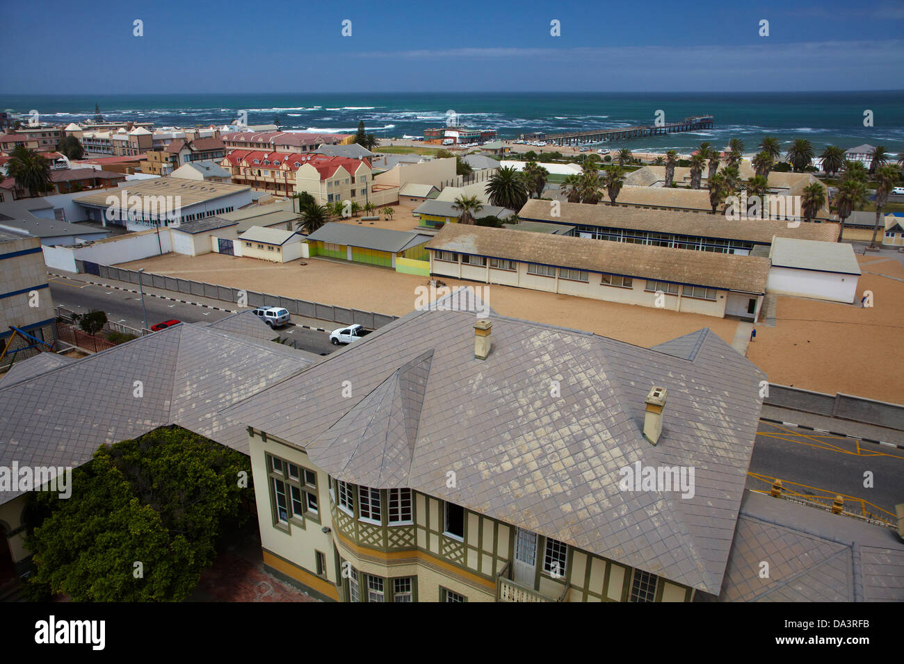Vista di Woermannhaus, jetty e Oceano Atlantico, dalla Torre Woermann, Swakopmund, Namibia, Africa Foto Stock