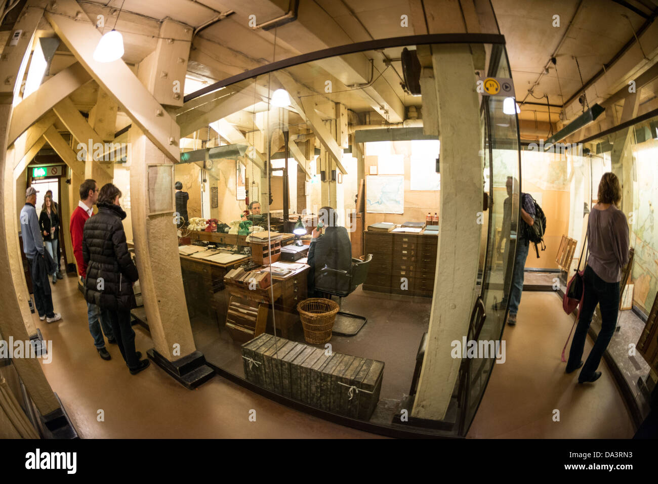 LONDRA, Regno Unito — al Churchill War Rooms di Londra. Il museo, uno dei cinque rami del Museo della Guerra Imeriale, conserva il bunker di comando sotterraneo della seconda guerra mondiale utilizzato dal primo ministro britannico Winston Churchill. I suoi quartieri ristretti furono costruiti da un seminterrato di deposito convertito nel Treasury Building di Whitehall, Londra. Essendo sotterranea, e sotto un edificio insolitamente robusto, le Cabinet War Rooms ricevettero una certa protezione dalle bombe che cadono sopra durante il Blitz. Foto Stock